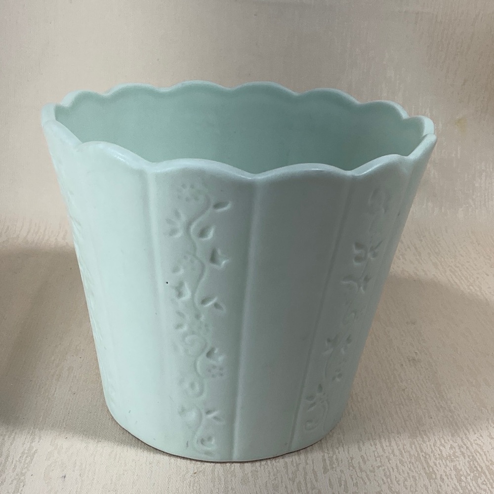 Scalloped Floral Embossed Planter